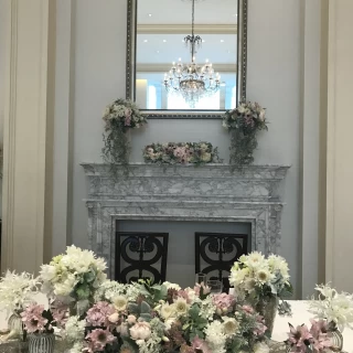 鏡に写るシャンデリアも素敵です。