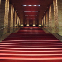 式場建物内にある大階段、撮影スポットにもなる