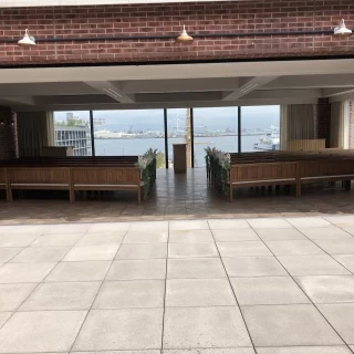 天井が低めのチャペル