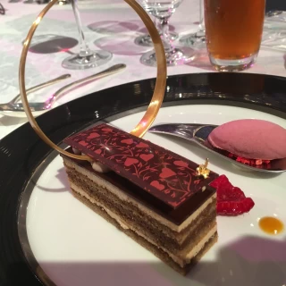 濃厚な料理の後に濃厚なケーキは食べきれなかった、、