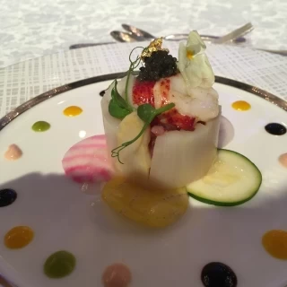 前菜はとても綺麗でしたが少し食べにくく、、
