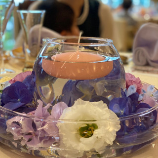 ゲストテーブルのお花はキャンドルと水に浮かべたお花にしました