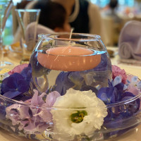 ゲストテーブルのお花はキャンドルと水に浮かべたお花にしました
