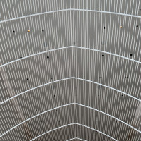 繭をイメージしてチャペルの天井。木で作られている。