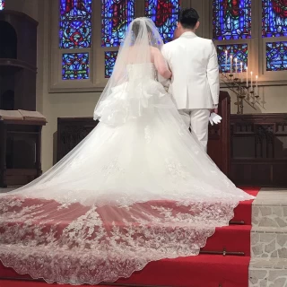 ドレスのバックが綺麗に映える真っ赤な階段がお気に入りです