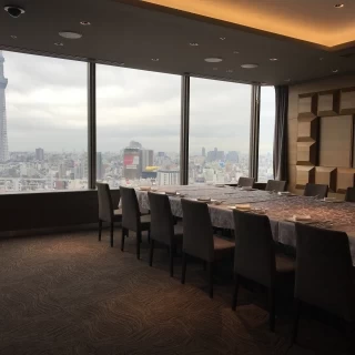 中規模の披露宴会場です。壁の四角い部分はモニターが入ってます