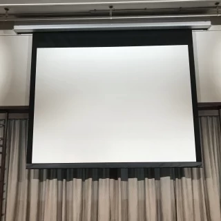 会場前後に大きなスクリーン