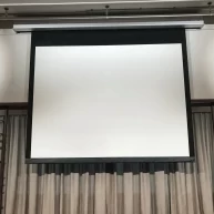 会場前後に大きなスクリーン