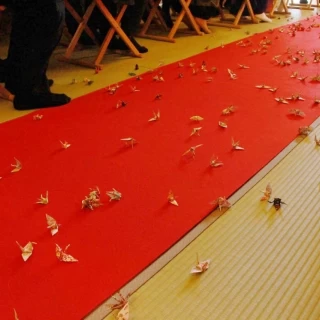 挙式会場での退場時に折り鶴シャワーが出来ました