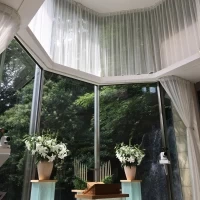 バックに緑と滝がありますう。