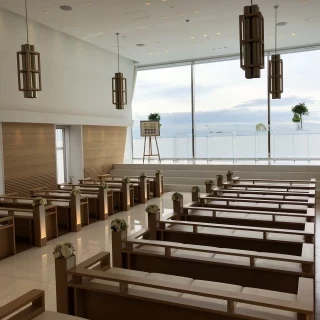 海が一望できるチャペル