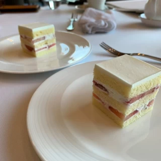 試食のウェディングケーキ