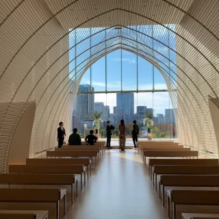 チャペルの扉を開けると素敵な景色が✨