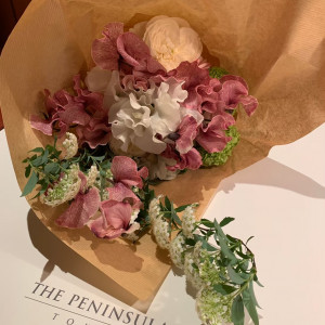 装花は持ち帰り用に包んでもらえます|565088さんのザ・ペニンシュラ東京の写真(1060419)