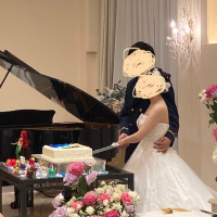 ケーキ入刀
白い部屋にグランドピアノが映えました