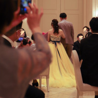 黄色のドレスに青のリボンが可愛い
扉に向かい歩いてる様子