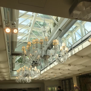 天井が窓の会場
