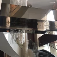 フラワーシャワーを行う大階段
