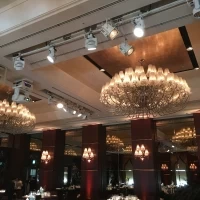 披露宴会場にも豪華なシャンデリアが