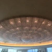 チャペルの天井いっぱいにシャンデリアがあります