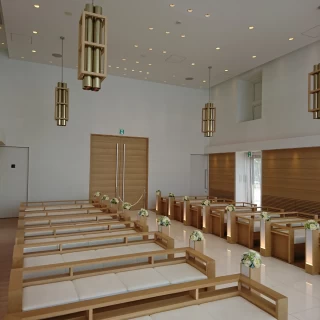 清潔感のあるチャペル。天井まで白いので圧迫感はありません。