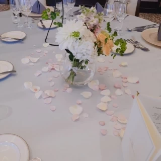 うすいブルーのテーブルクロスに花びらをちりばめました