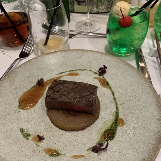 お肉料理とドリンク（クリームソーダ）