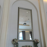 新郎新婦席の頭上にある大きな鏡