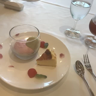 チーズケーキとイチゴのデザート