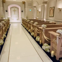 挙式会場です。白色ですがイスが柔らかい色で雰囲気良いです。