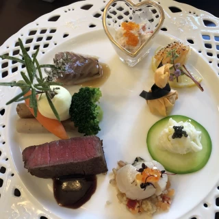 かわいいお皿にかわいく盛り付けられたアラカルトとお肉は絶品！