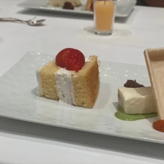 ケーキとデザートの最中