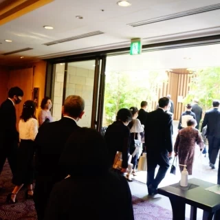 杜乃宮（庭園内神殿）へ向かう出口の様子
雨でも濡れません