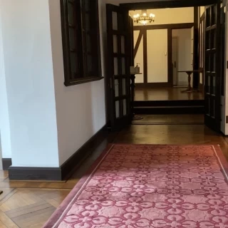 挙式会場までの廊下。奥が挙式会場です
