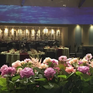 新郎新婦から見た会場。青い部分がスクリーン