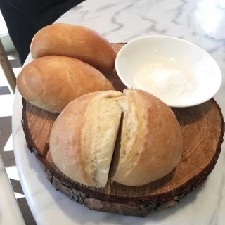 パンはこだわりの塩とオリーブオイルで