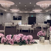 少し広さを抑えた会場。ゲストとの距離が近くなります。