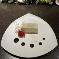 紅茶のティラミス。チョコレートソースも紅茶風味でした。