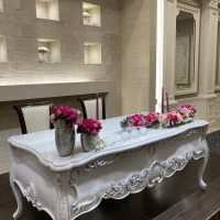 新郎新婦の背景は落ち着いた印象です。