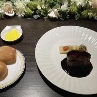 牛フィレ肉とフォアグラ。焼き立てのパンも。