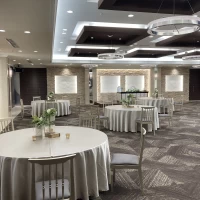 こちらの会場も新郎新婦との距離は少し感じます。