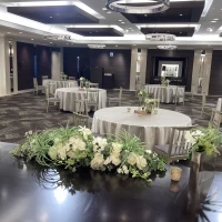 円卓8席、1テーブル5名の会場の様子。