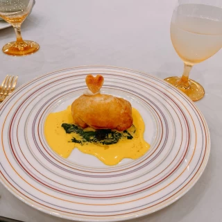 魚料理が冷めにくいようパイ包みにされていました