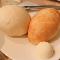 もちもちのパンとふわふわのパンです。