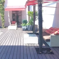 喫煙所は外のプールのそばにあります。