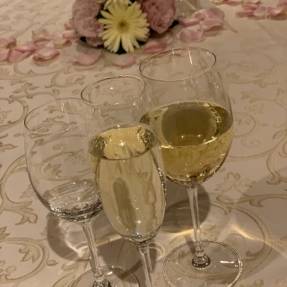 テーブルフラワーとシャンパングラス