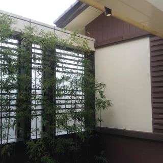 チャペルの外。外に出ますが、雨がふったら屋根が出てきます
