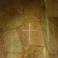 光で写し出された十字架