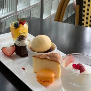 デザートブュッフェでだしているものを盛合せでいただきました