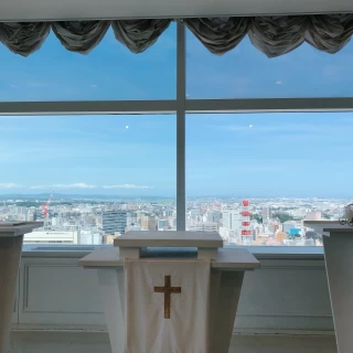 新郎新婦の向こう側に景色が広がります